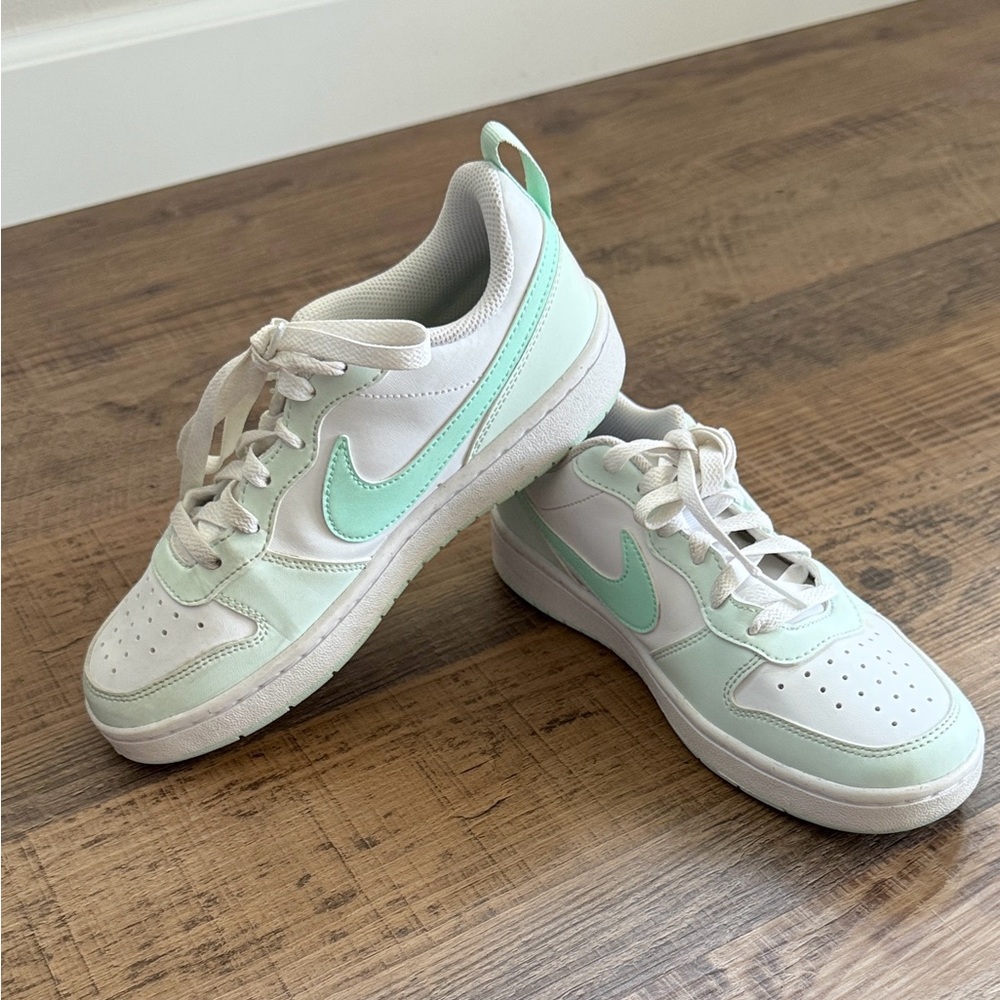 Nike Kids Low Sneakers in Mint and White Size 5 Big Kids - Picture 14 of 14